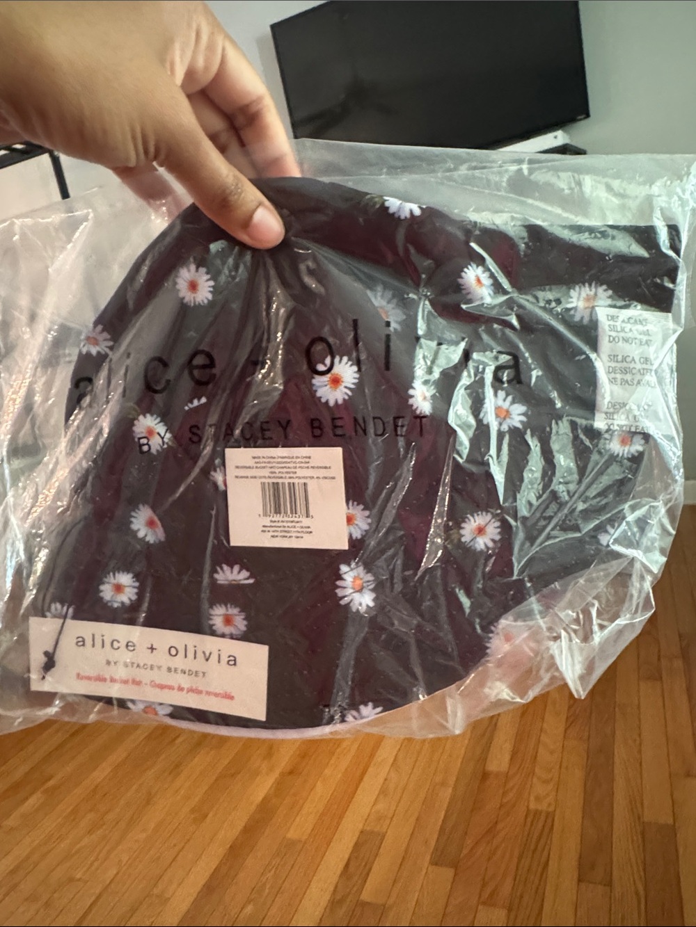Alice + Olivia Black Daisy-Print Bucket Hat